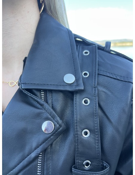 Cazadora polipiel correas